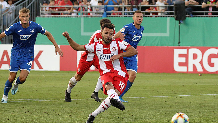 Treffsicher: Albion Vrenezi verwandelt den Foulelfmeter zum 2:2 für die Würzburger Kickers (75.) und trifft später im Elfmeterschießen noch ein zweites mal vom Punkt.