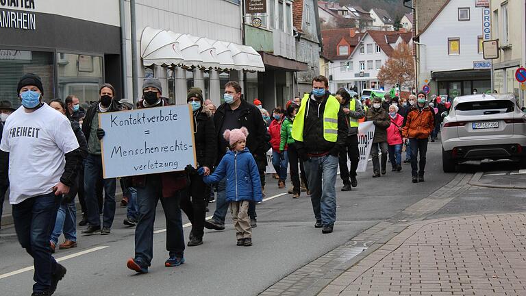 Demonstration gegen Impfpflicht und Beschränkungen zur Eindämmung der Pandemie am Sonntag in Frammersbach. Demonstration gegen Impfpflicht und Beschränkungen zur Eindämmung der Pandemie am Sonntag in Frammersbach.