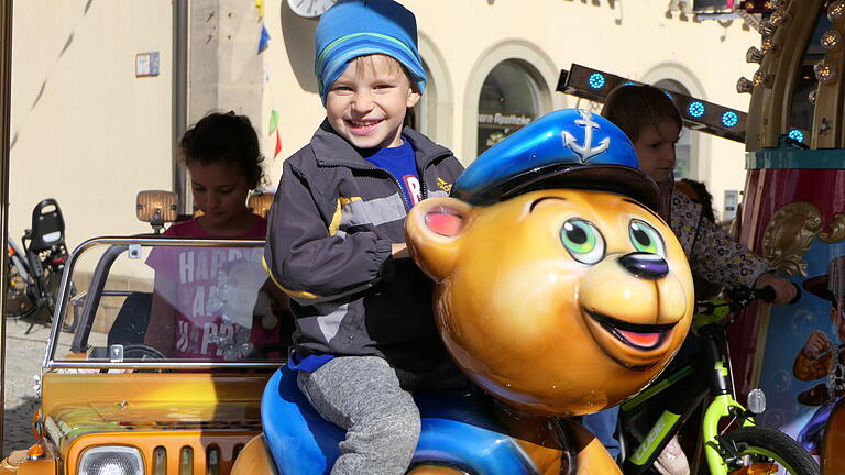Der dreijährige Aron hatte sich &quot;Käptn Bär&quot; ausgesucht, um seine Runden auf dem Kinderkarussell zu drehen.