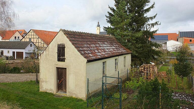 In dem kleinen Häuschen ist die  Gemeinschaftsgefrieranlage in Sonderhofen untergebracht, deren Auflösung nun vorangetrieben wird.