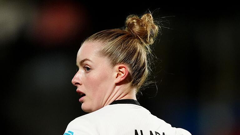 Schottland - Deutschland       -  Nur noch den Vornamen auf dem Trikot: Alara Şehitler