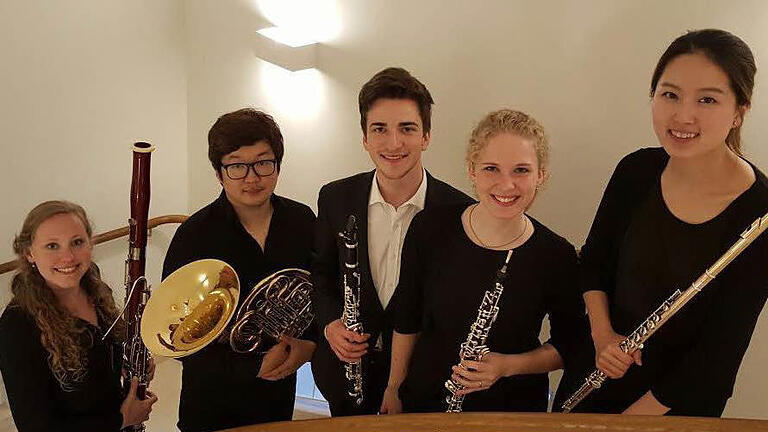 Das Holzbläserquintett spielt mit Jihyun Son (Flöte), Annika Oser (Oboe), Jonathan Groß (Klarinette), Charlotte Suthoff (Fagott) und Liu Jang (Horn) am Samstag in Bad Brückenau.  Foto: Hoyoung Jung       -  Das Holzbläserquintett spielt mit Jihyun Son (Flöte), Annika Oser (Oboe), Jonathan Groß (Klarinette), Charlotte Suthoff (Fagott) und Liu Jang (Horn) am Samstag in Bad Brückenau.  Foto: Hoyoung Jung