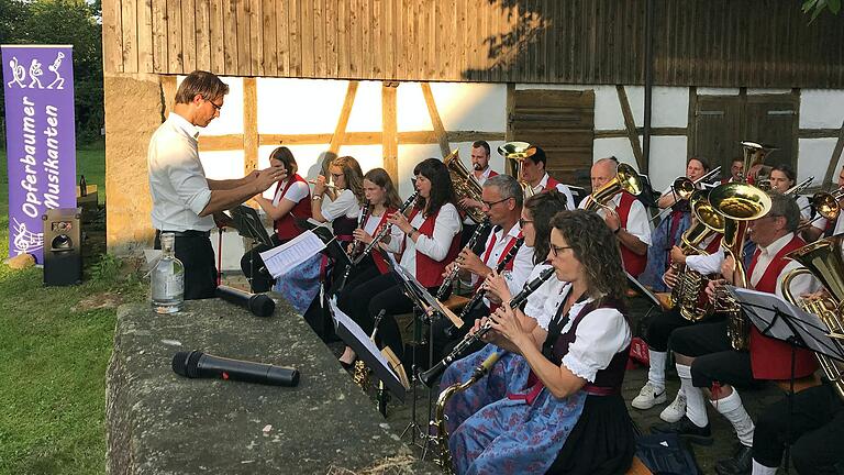 Die Opferbaumer Musikanten mit ihrem Dirigenten Thomas Hümpfner im Opferbaumer Pfarrgarten.