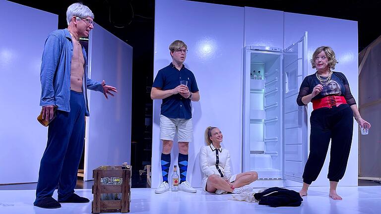 George, Nick, Süße & Martha im Stück 'Wer hat Angst vor Virginia Woolf?' im Chambinsky Theater. George, Nick, Süße & Martha im Stück 'Wer hat Angst vor Virginia Woolf?' im Chambinsky Theater.