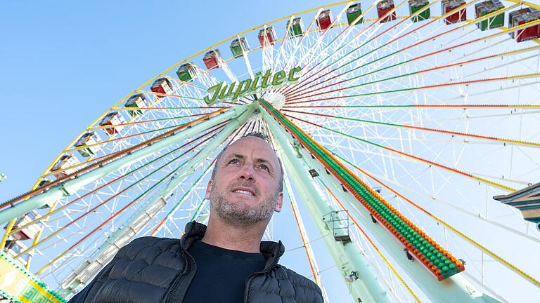 Seit 27 Jahren ist Rudolf Barth aus Bonn mit dem Riesenrad 'Jupiter' auf Volksfesten unterwegs. Begonnen hat alles auf dem Volksfest in Schweinfurt.