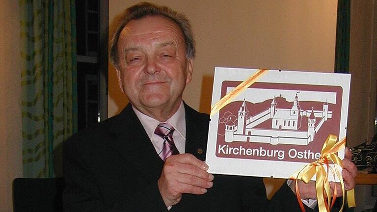 An der A 71 weist ein Schild auf die Ostheimer Kirchenburg als Sehenswürdigkeit hin – sehr zur Freude von Adolf Büttner, der 2006 eine Miniaturausgabe der Info-Tafel präsentierte. An der A 71 weist ein Schild auf die Ostheimer Kirchenburg als Sehenswürdigkeit hin – sehr zur Freude von Adolf Büttner, der 2006 eine Miniaturausgabe der Info-Tafel präsentierte.