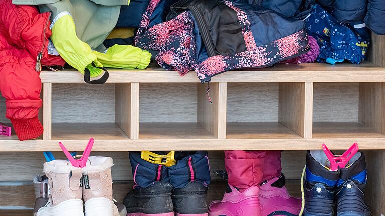 Garderobe in Kita       -  Steigende Kosten und finanzielle Defizite gefährden nach Ansicht von Experten die Kita-Versorgung in Bayern. (Symbolbild)