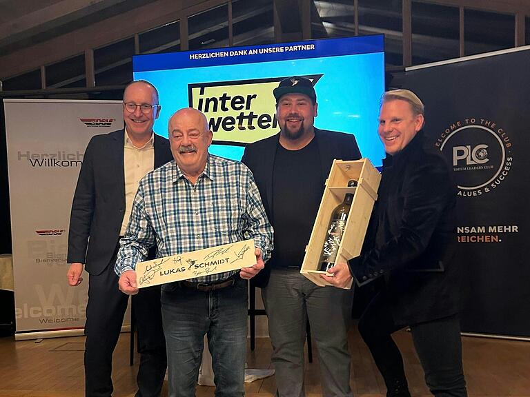 Freude über die ersteigerte Drei-Liter-Doppelmagnumflasche des DSV-Weltcup-Silvaners von Lukas Schmidt (Zweiter von rechts). Freude über die ersteigerte Drei-Liter-Doppelmagnumflasche des DSV-Weltcup-Silvaners von Lukas Schmidt (Zweiter von rechts).