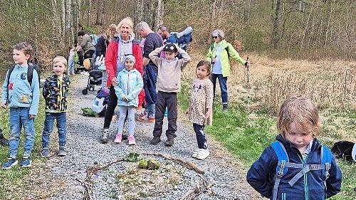 Unterwegs legten die Kinder aus dem, was sie am Boden aufgelesen hatten, die Form eines Ostereis. - Unterwegs legten die Kinder aus dem, was sie am Boden aufgelesen hatten, die Form eines Ostereis. Unterwegs legten die Kinder aus dem, was sie am Boden aufgelesen hatten, die Form eines Ostereis. - Unterwegs legten die Kinder aus dem, was sie am Boden aufgelesen hatten, die Form eines Ostereis.