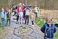Unterwegs legten die Kinder aus dem, was sie am Boden aufgelesen hatten, die Form eines Ostereis.       -  Unterwegs legten die Kinder aus dem, was sie am Boden aufgelesen hatten, die Form eines Ostereis.