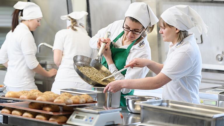 Schüler der Fachakademie für Ernährungs-und Versorgungsmanagemt der Klara-Oppenheimer-Schule kochten in der Schulmensa in Würzburg.