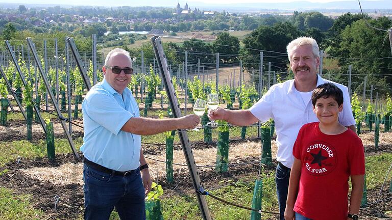 Bürgermeister Volker Schmitt (links) ist stolz darauf, dass Schwarzach eine Weinbaugemeinde ist. Verantwortlich dafür ist Hobbywinzer Norbert Bergmann, der das Gemeindeoberhaupt zusammen mit Sohn Felix bei einem Ortstermin im Wengert traf.