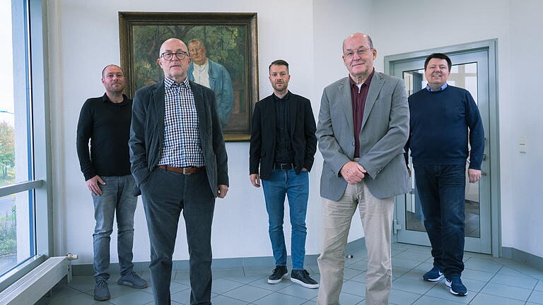 Drei Generationen der Geschäftsleitung von Uhl Stahl- und Metallbau (von links): Frank Schneider, Johannes Schneider,&nbsp; Josef Schneider (als Porträt an der Wand), Thomas Schneider, Heribert Schneider und Marko Graf.