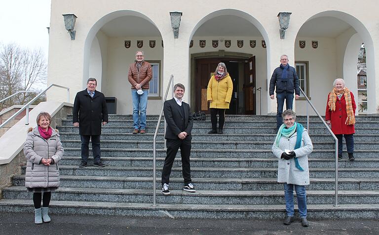 Seit fünf Jahren gibt es die Gemeinschaftsunterkunft in Mellrichstadt. Was in der Zeit an Integrationsarbeit geschafft wurde, schilderten die Verantwortlichen, (von links) Monika Markus (Solidaritätsteam), der stellvertretende Landrat Josef Demar, Bürgermeister a.D. Eberhard Streit, Mellrichstadts Stadtchef Michael Kraus, GU-Leiterin Birgit Sauer sowie Bürgeramtsleiter Helmut Dietz, Christa Hein und Marianne Fritz vom Solidaritätsteam.&nbsp;&nbsp;