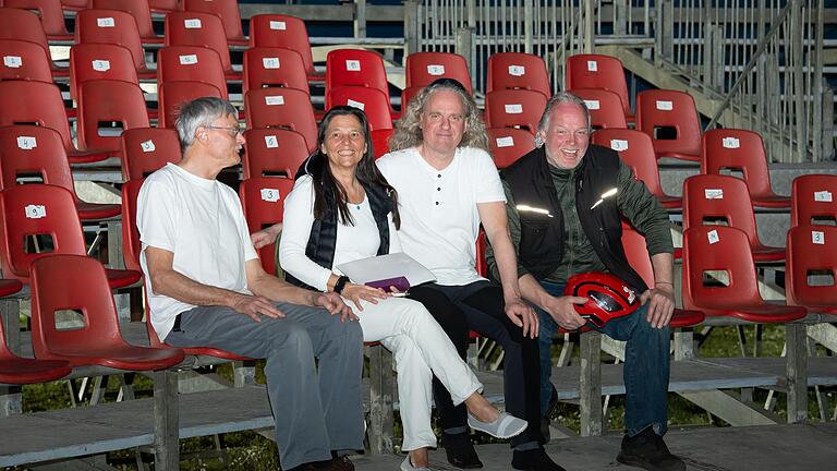 Das Varietéfestival-Team sitzt schon mal Probe im neuen Festzelt. Am Donnerstag, 20. Mai, startet das Festival auf der Sport-und Freizeitanlage Sennfeld. Im Bild (von links): Bernhard Schurig, Asango Schuster, Dirk Denzer und Zeltbauer André Sarrasani.