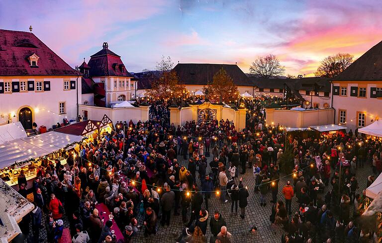 In Oberschwappach lädt die Blaskapelle jedes Jahr am Wochenende vor dem ersten Advent zum Weihnachtsmarkt auf dem örtlichen Schloss ein (Archivbild).