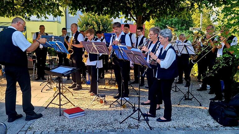 Die Musikkapelle Hochhausen sorgte für den musikalischen Rahmen bei der Eröffnungsfeier des neuen Biergartens Groasmückle.&nbsp;