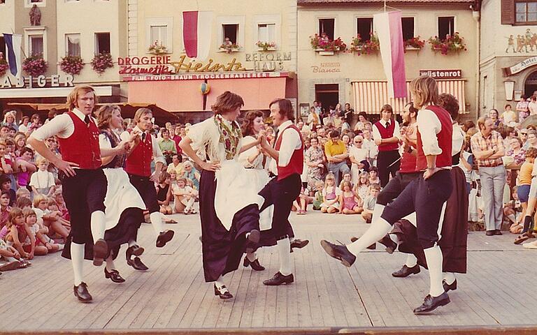 Umlagert war die große Bühne am Marktplatz. Hier gab es Musik aber auch Darbietungen der Volkstanzgruppen Umlagert war die große Bühne am Marktplatz. Hier gab es Musik aber auch Darbietungen der Volkstanzgruppen