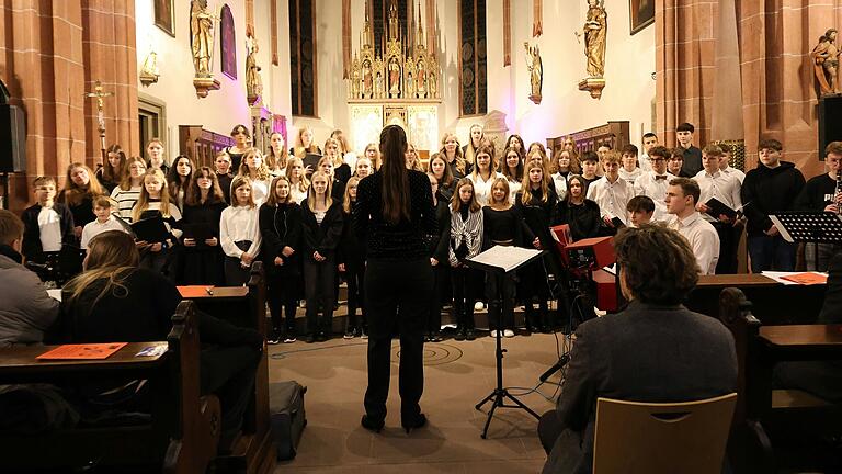 Musiklehrerin Kathleen Hümmer mit dem großen Chor. Musiklehrerin Kathleen Hümmer mit dem großen Chor.