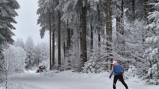 Schnee im Loipenzentrum am Roten Moor: Samstag und Sonntag lockte der Schnee viele Langläufer auf die Loipen.