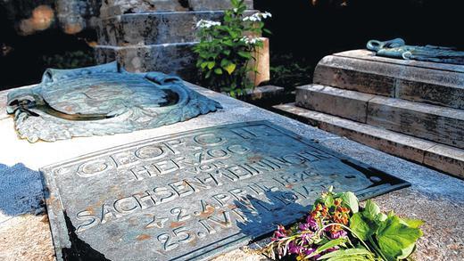 Kaum beachtet: Am Todestag zierte nur ein einsames Blumensträußchen das Grabmal Georgs II. am Meininger Parkfriedhof. Am nächsten Morgen folgte eine offizielle Kranzniederlegung. Kaum beachtet: Am Todestag zierte nur ein einsames Blumensträußchen das Grabmal Georgs II. am Meininger Parkfriedhof. Am nächsten Morgen folgte eine offizielle Kranzniederlegung.