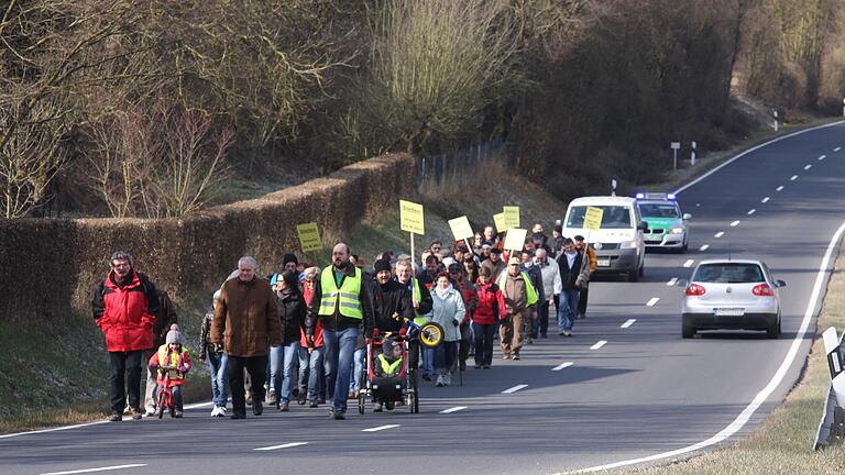 An der B26n scheiden sich die Geister. Unser Archivbild zeigt eine Demonstration für die B26n auf einer Wanderung von Stetten nach Arnstein aus dem Jahre 2013.