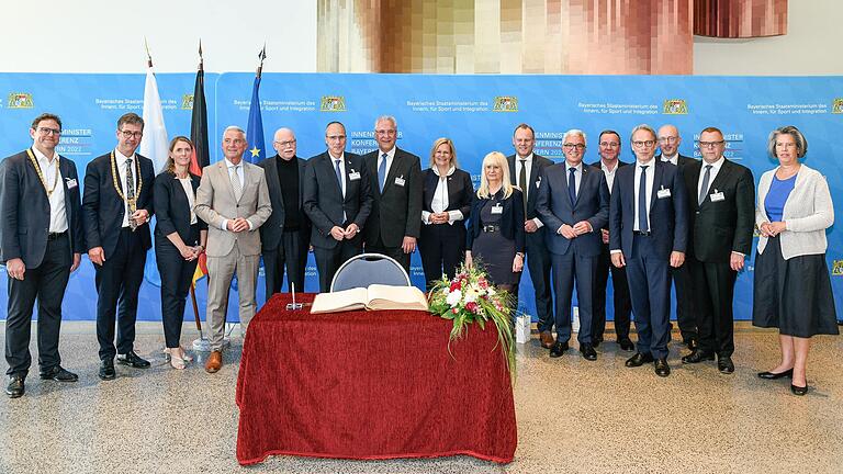 Gruppenbild mit den Würzburger Bürgermeistern: Bundesinnenministerin Nancy Faeser und die Ministerinnen und Minister aus den Ländern nach dem Eintrag ins goldene Buch der Stadt Würzburg.