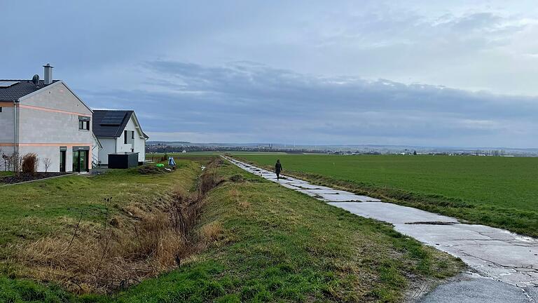 Neue Bauplätze in Dingolshausen: Am Rande der bestehenden Bebauung in der Erlenstraße, in Richtung Rügshofener Weg, wird das neue Baugebiet Mönchstockheimer Weg IV entstehent. Die Gemeinde möchte 2024 mit der Erschließung beginnen.