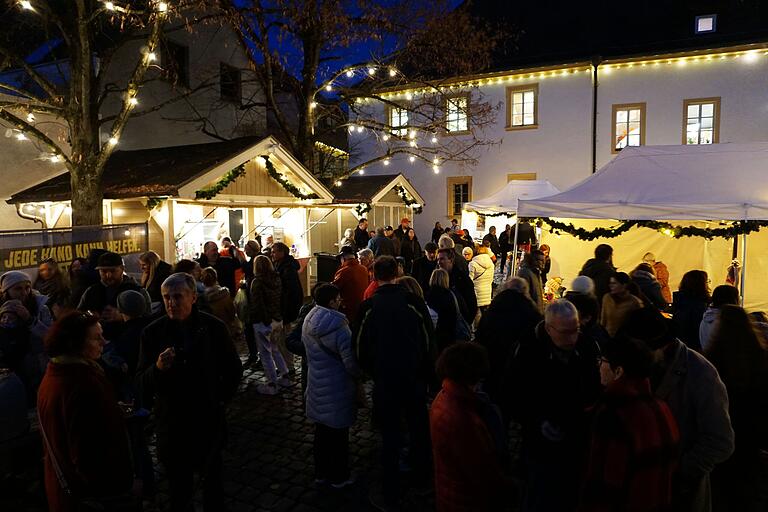 Bis in die Abendstunden war der Gerolzhöfer Spitalgarten gut besucht. Bei einem Glas Glühwein genossen viele der Gäste die weihnachtliche Atmosphäre.