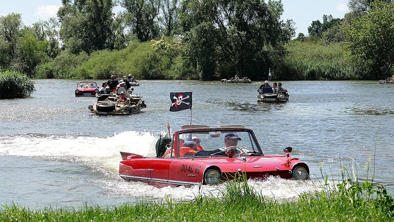 Eine Ausfahrt im Wasser: Beim 59. internationalen Schwimmwagentreffen in Stammheim fuhren die Fahrzeuge auch in den Main.&nbsp;