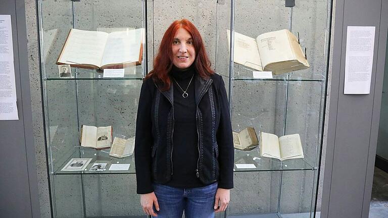 Nikola Willner, Mitarbeiterin in der Abteilung Bibliotheksfachliche Aufgaben, hat die Exponate für die Ausstellung ausgewählt.