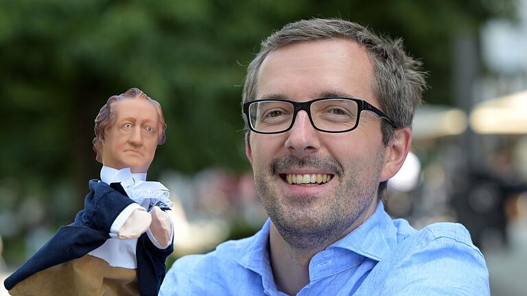 Damian Mallepree mit Goethe-Puppe - Für Influencer Damian Mallepree ist Goethe der Größte - doch er verabreicht ihn in kleinen Häppchen. Damian Mallepree mit Goethe-Puppe - Für Influencer Damian Mallepree ist Goethe der Größte - doch er verabreicht ihn in kleinen Häppchen.