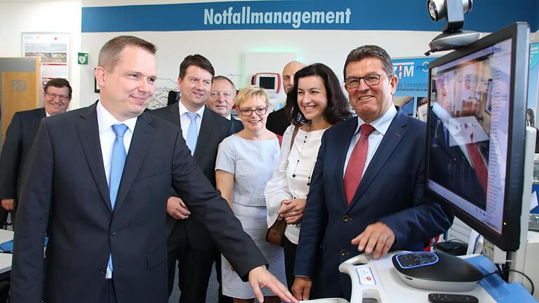 RSG-Geschäftsführer Dr. Matthias Wagner (links) erläuterte dem bayerischen Wirtschaftsstaatssekretär Franz Josef Pschierer (von rechts), der Parlamentarischen Staatssekretärin Dorothee Bär und weiteren Gästen eine der Einrichtungen im Gründerzentrum. Foto: Ralf Ruppert       -  RSG-Geschäftsführer Dr. Matthias Wagner (links) erläuterte dem bayerischen Wirtschaftsstaatssekretär Franz Josef Pschierer (von rechts), der Parlamentarischen Staatssekretärin Dorothee Bär und weiteren Gästen eine der Einrichtungen im Gründerzentrum. Foto: Ralf Ruppert