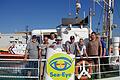 Bernd Schneider mit Käppchen und Luisa Englert mit der übrigen Crew der Sea-Eye.