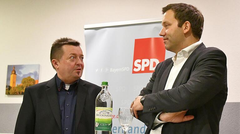 SPD-Generalsekretär Lars Klingbeil und SPD-Landratskandidat Wolfgang Brühl (links) diskutierten in Zeil mit interessierten Bürgern.