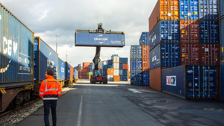Vom den bis zu 700 Meter langen Zügen kommen die Container auf das Betriebsgelände, das sich über einen Kilometer erstreckt.