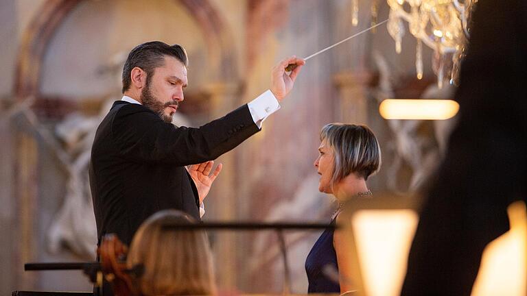 Beim Kaisersaalkonzert beim Mozartfest 2023: Dirigent Enrico Calesso und die Sopranistin Marlis Petersen.