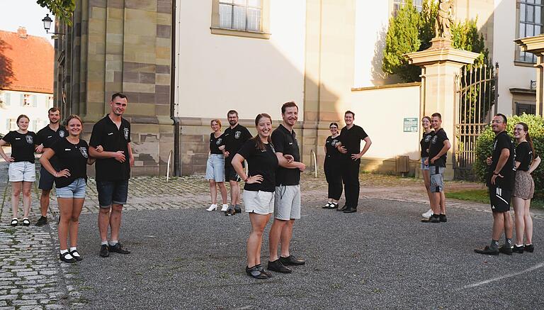 Tanzprobe der Planpaare vor der Kirche für die Kirchweih.