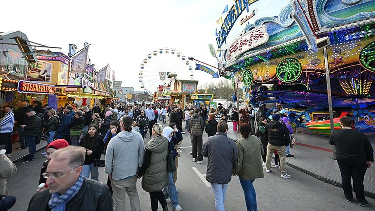 Das schöne Wetter lockte am ersten Tag bereits viele Menschen zum Würzburger Frühjahrsvolksfest auf den Festplatz an der Talavera. Das schöne Wetter lockte am ersten Tag bereits viele Menschen zum Würzburger Frühjahrsvolksfest auf den Festplatz an der Talavera. 
