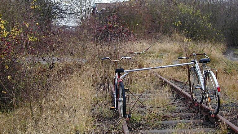 Eine Fahrraddraisine am Bahnhof Untereisenheim Ende 2000 an der damals stillgelegten Volkacher Bahnstrecke. Eine Fahrraddraisine am Bahnhof Untereisenheim Ende 2000 an der damals stillgelegten Volkacher Bahnstrecke.