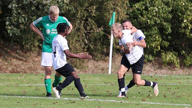 Die Sylbacher um Nikolaus Wesner und Kapitän Andreas Rother (rechts, links kommt noch Teamkollege Wisdom Iherigbo dazu) feierten bisher erst einen Sieg – gegen den SC Hesselbach, der noch immer nur einen Zähler auf dem Konto hat.