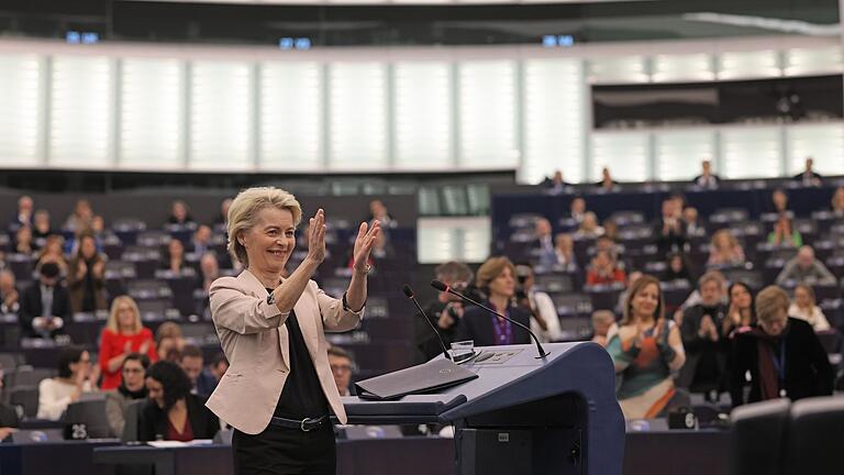 Europaparlament stimmt über neue EU-Kommission ab       -  Von der Leyen kann sich freuen: Ihre Kommission wurde bestätigt.