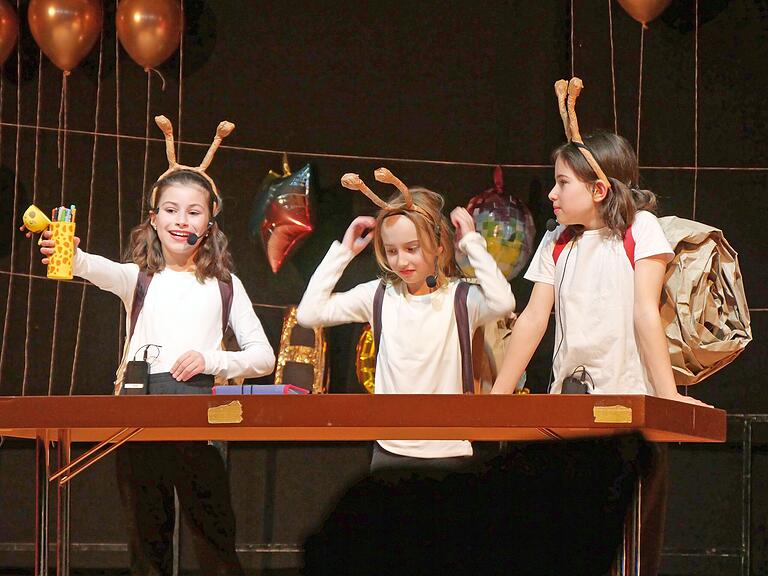 Als Dorfkinder und kleine Wengertschneggli verzückten (von links) Johanna Stahl, Sarah-Lena Sauer und Luisa Rösner. Als Dorfkinder und kleine Wengertschneggli verzückten (von links) Johanna Stahl, Sarah-Lena Sauer und Luisa Rösner.