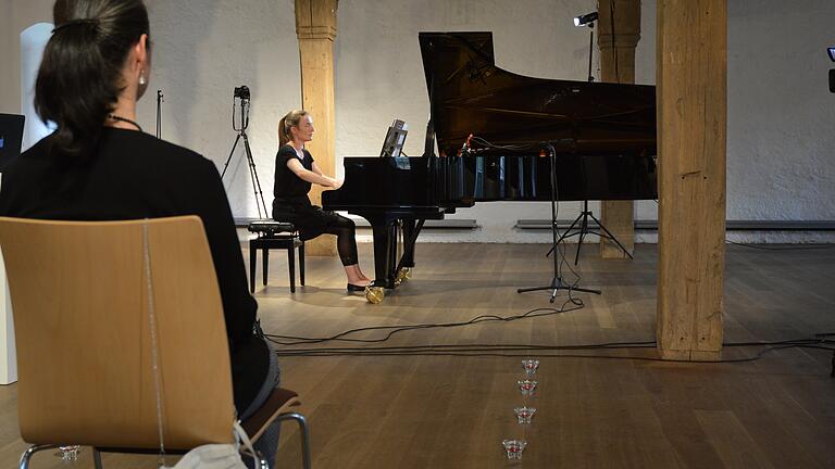 Allein mit der Künstlerin. Pianistin Kyra Steckeweh spielte im Kloster Wechterswinkel für jeweils eine Zuhörerin oder einen Zuhörer.