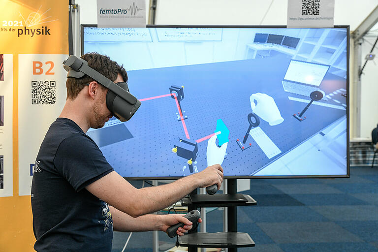 Im virtuellen Laserlabor der Universität Würzburg forschen die Physikerinnen und Physiker mithilfe von Virtual-Reality-Brille an Lasern und Lichtblitzen. Das Programm wurde von Würzburger Forscherinnen und Forschern geschrieben.