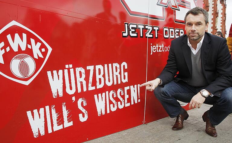 Der Start: Bernd Hollerbach bei seiner Präsentation als kommender Trainer der Würzburger Kickers im Februar 2014.