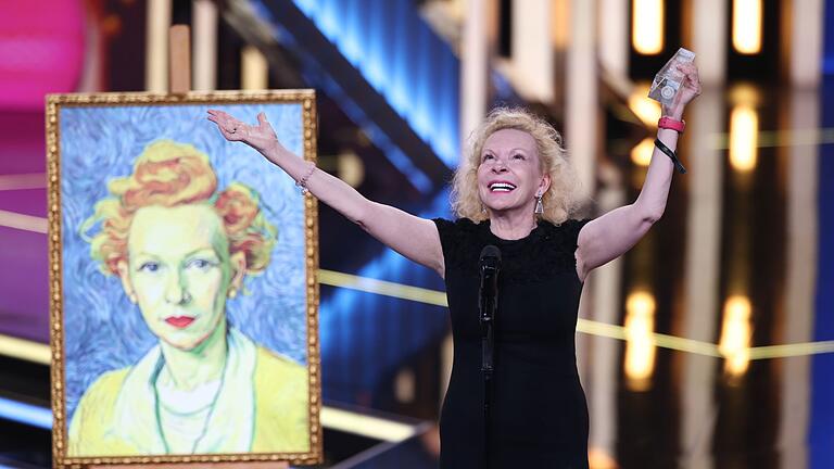 Sunnyi Melles beim Deutschen Fernsehpreis       -  Sunnyi Melles jubelt - ihr wurde der Deutsche Fernsehpreis zuerkannt.