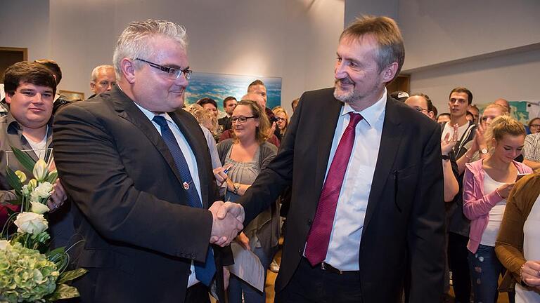 „Willi, Willi“-Rufe: Warmuth gewinnt Stichwahl - Werner Duske beglückwünscht Wahlsieger Willi Warmuth. „Willi, Willi“-Rufe: Warmuth gewinnt Stichwahl - Werner Duske beglückwünscht Wahlsieger Willi Warmuth.