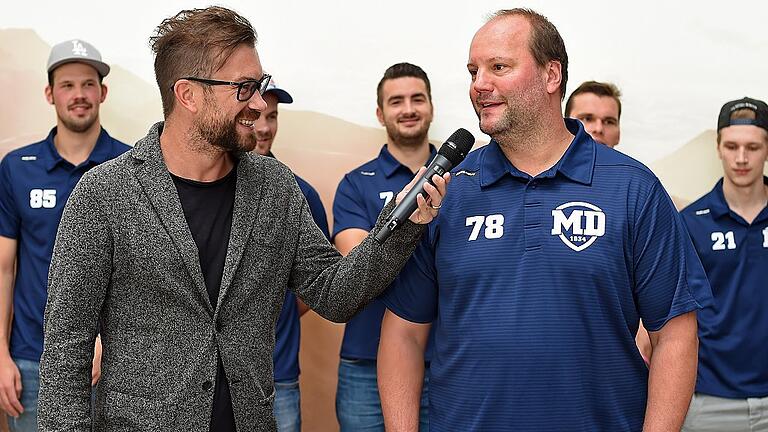 Freut sich auf die neue Saison: Der Tscheche Josef Straka (rechts) stand bei der Mighty-Dogs-Mannschaftsvorstellung Moderator Chris Göpfert Rede und Antwort.