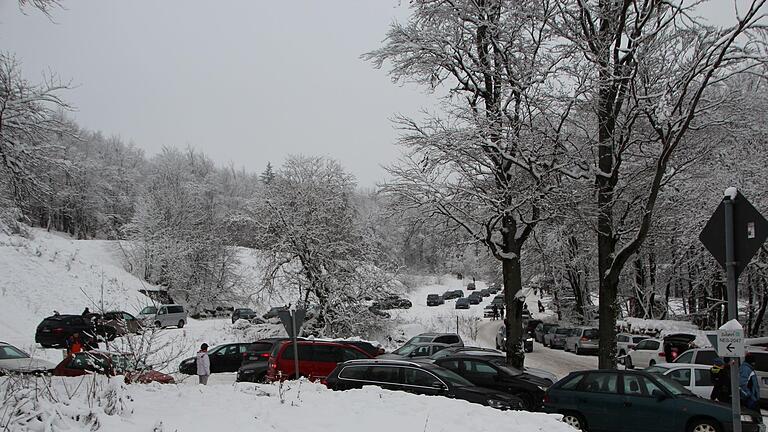 Ein Bild aus dem vergangenen Winter. Zufahrten zu den Parkplätzen waren von wildparkenden Gästen versperrt.       -  Ein Bild aus dem vergangenen Winter. Zufahrten zu den Parkplätzen waren von wildparkenden Gästen versperrt.